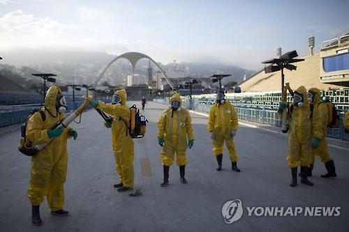 올 1월 올림픽을 앞두고 브라질에서 지카 바이러스 방역 작업을 하는 모습 [AP=연합뉴스 자료사진]