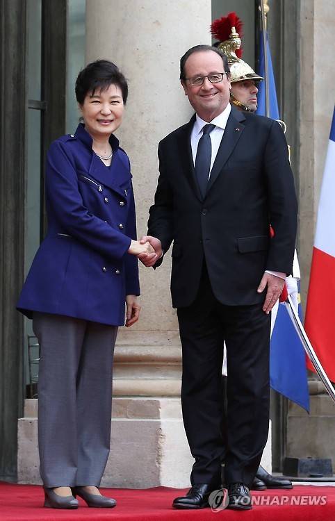 한-불 정상 악수 (파리=연합뉴스) 백승렬 기자 = 박근혜 대통령과 프랑수아 올랑드 프랑스 대통령이 3일 오후(현지시간) 한-불 정상회담을 위해 파리 엘리제궁에 들어가며 취재진을 위해 포즈를 취해주고 있다. 2016.6.3 srbaek@yna.co.kr