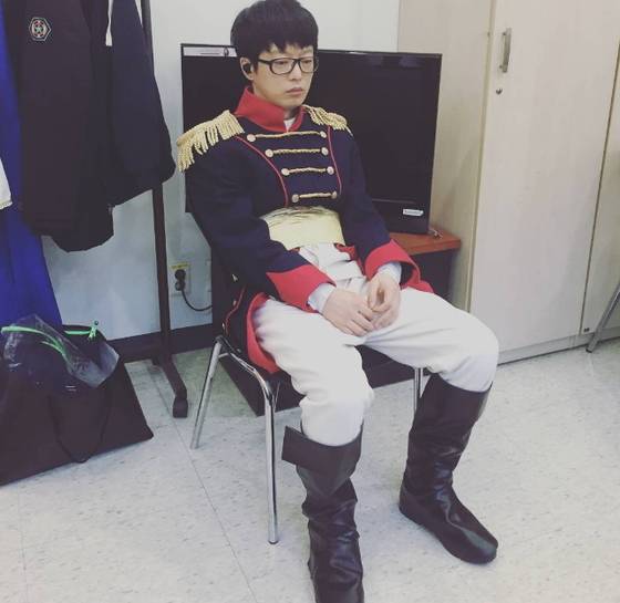 '복면가왕' 녹화 첫날 하현우의 긴장한 모습이 눈길을 끈다. © News1star / 국카스텐 인스타그램