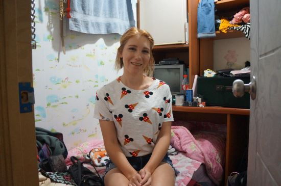 연세대 교환학생 브룩 베첼로씨가 지난달 29일 자신이 살고 있는 서울 서대문구 신촌의 고시원 침대에 앉아 있다. 베첼로씨는 “지금은 지저분하다”며 공개를 꺼렸지만 거듭된 부탁에 내부를 보여줬다.