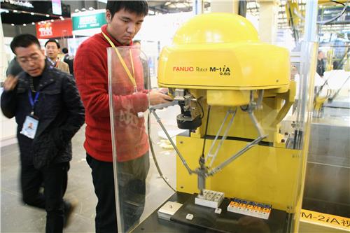 중국 상하이시에서 열린 중국국제공업박람회에 전시된 일본 파낙의 산업용로봇.[상하이 교도=연합뉴스 자료사진]