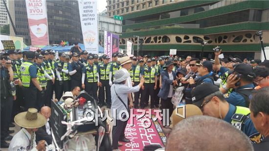 퀴어축제가 열리는 서울광장 근처에서 일부 동성애 반대단체가 경찰과 대치하고 있다.