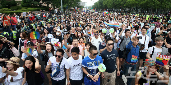 11일 오후 서울광장에서 열린 ‘제17회 퀴어 문화 축제’ 참가자들이 거리를 따라 행진하고 있다. 황진환기자