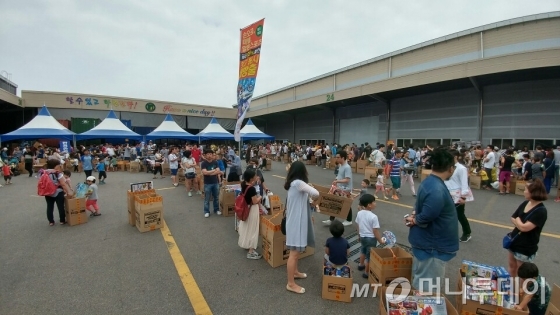 11일 인천 서구 NKG북항물류센터에서 열린 손오공 창고 대방출 행사장에서 사람들이 계산을 하기 위해 줄을 서 있다