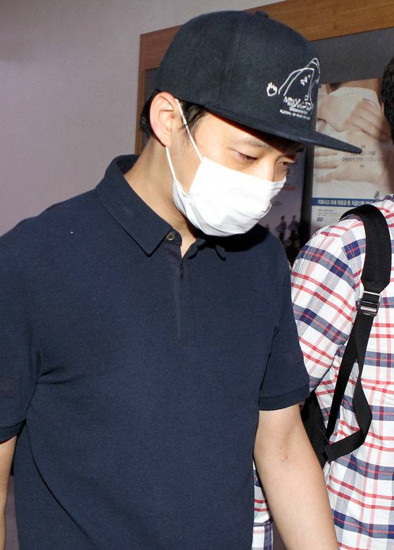 성폭행 논란으로 홍역을 치른 JYJ 박유천이 15일 오전 강남구청으로 힘겨운 모습을 한 채 출근하고 있다./사진= 뉴스1