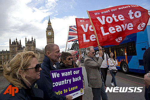 【 런던=AP/뉴시스】영국의 유럽연합 탈퇴를 지지하는 사람들이 15일(현지시간) 웨스트민스터 국회의사당 부근에서 시위를 벌이고 있다. 2016.06.16
