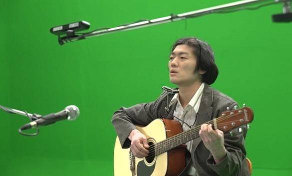 연극배우 황기석씨가 크로마키 스튜디오에서 실사 촬영을 하고 있다. 황씨는 김광석의 생전 모습을 흉내내면서 립싱크 연기를 했다. / 3D팩토리 제공