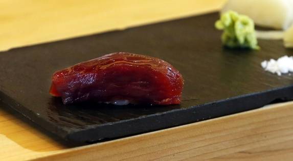 클래식 스시와 퓨전 스시가 공존하는 가운데 가장 일본스러운 소박함 스시를 선보이는 스시 코우지. 시즈오카산 와사비는 상어 피부로 마든 강판에 즉석에서 갈아준다. 화려한 플레이팅은 없지만, 안보이는 데 엄청난 디테일이 있다./사진=이진한 기자