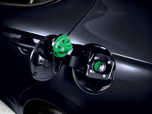 현대자동차 신형 아반떼 디젤 주유구. 휘발유 혼유 사고를 막기 위한 녹색 플라스틱 잠금장치가 부착됐다.