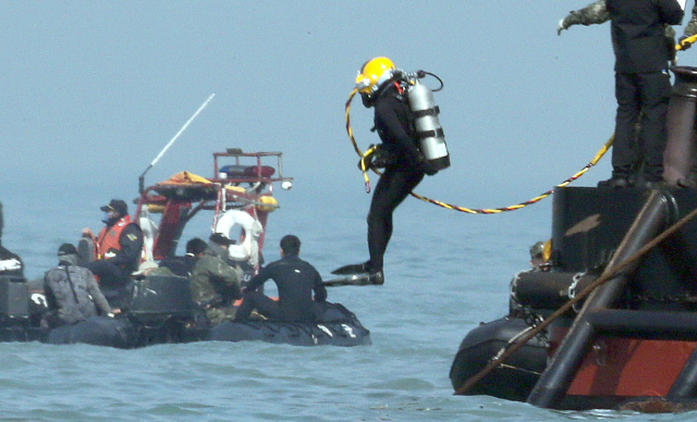2014년 4월24일 세월호 실종자 구조 작업에 나선 민간잠수사들이 전남 진도군 사고 해역으로 뛰어들고 있다. 한겨레 김태형 기자