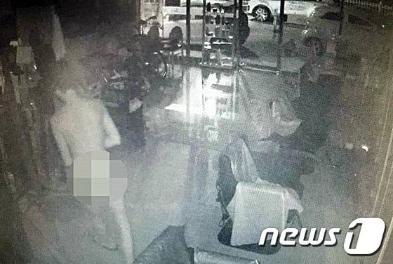 25일 오후 8시58분께 전북 군산시 나운동 한 미용실에서 10대로 추정되는 남성이 알몸으로 침입해 현금 16만원을 훔쳐가는 현장이 이 미용실 CCTV에 포착됐다.(전북지방경찰청 제공)2016.6.29/뉴스1 © News1 박아론 기자