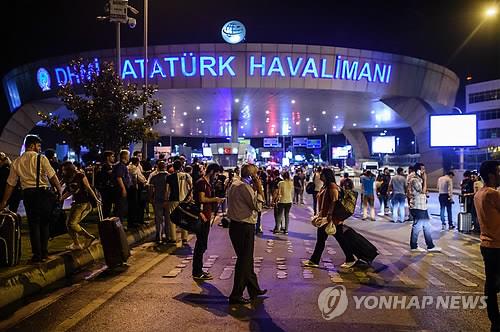 28일밤 테러로 혼란에 빠진 터키 아타튀르크 국제공항 [AFP=연합뉴스]