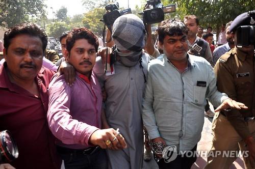 지난 2월 인도 중부 마디아 프라데시 주 보팔에서 이슬람국가(IS)과 연계된 혐의로 인도 국가수사국(NIA)이 체포한 아즈하르 이크발(가운데)이 법원에 들어서고 있다.[EPA=연합뉴스 자료사진]