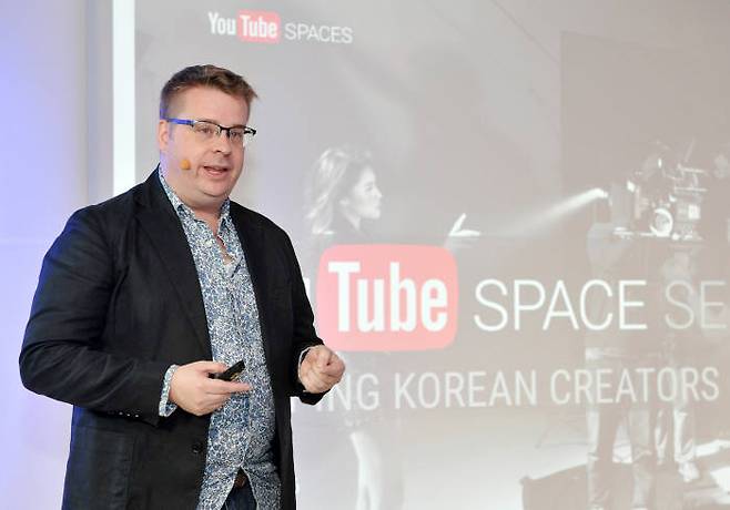 데이비드 맥도날드 아태지역 유튜브 스페이스 총괄이 30일 서울 상암 에스플렉스에서 열린 간담회에서 유튜브 팝업 스페이스 서울 개설 취지를 설명하고 있다.<사진 구글코리아>