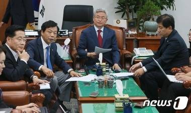 이철우 국회 정보위원장과 여야 간사들이 1일 서울 여의도 국회 정보위원장실에서 정보위 전체회의 브리핑을 하고 있다. 2016.7.1/뉴스1 © News1 송원영 기자