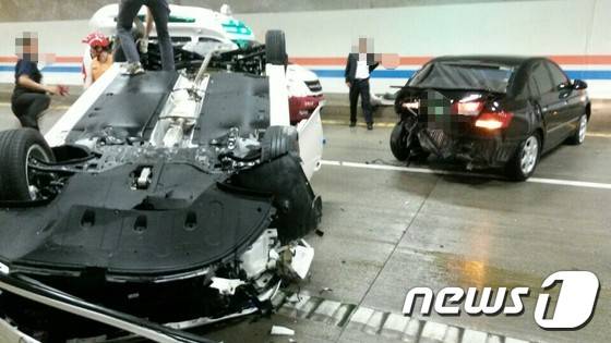 1일 오후 6시13분께 전북 남원시 산동면 대기리 산동 4터널에서 K5, 소나타, sm5가 충돌해 신고를 받고 출동한 119소방대원이 부상자를 구조하고 있다.(남원소방서 제공)2016.7.1/뉴스1 © News1 박아론 기자