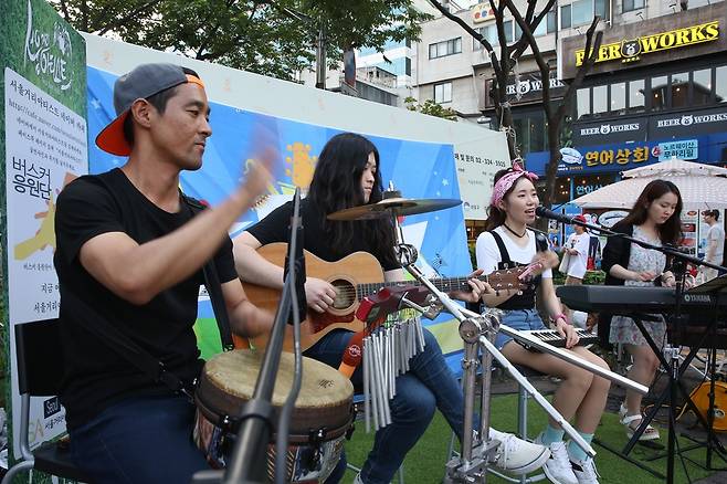 젬베(하정수), 기타(최현근), 보컬(최나겸), 건반(채소라)으로 이루어진 4인조 ‘나겸 밴드’가 지난달 18일 저녁 홍대 앞에서, 전날 청계천 공연에 이은 거리공연을 펼치고 있다. 장철규 기자 chang21@hani.co.kr