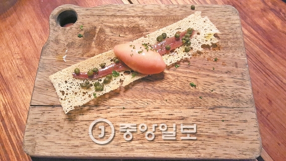 스페인 레스토랑 ‘모비다’의 대표 전채요리 앤초아.
