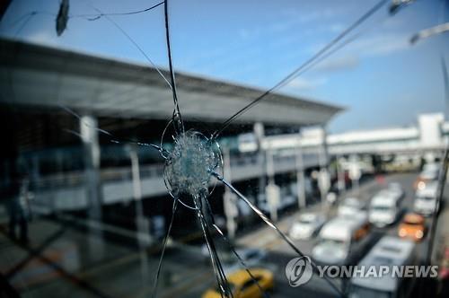 28일밤 자폭 테러가 발생한 이스탄불 아타튀르크국제공항 유리창에 남은 총탄자국 [AFP=연합뉴스]