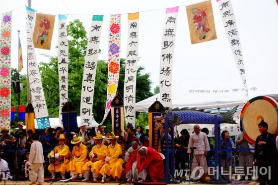 서울 서대문구 봉원사에서 지난 6일 열린 제28회 영산재에서 형형색색으로 옷을 차려입은 악사들이 음악을 연주하고 있다. /사진=김유진 기자