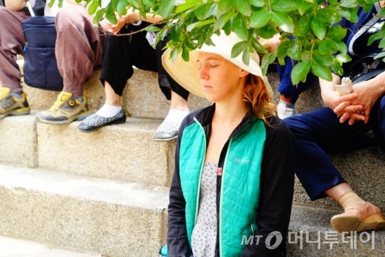 서울 서대문구 봉원사에서 지난 6일 열린 제28회 영산재에서 한 외국인이 눈을 감고 범패 소리를 듣고 있다. /사진=김유진 기자