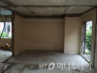 황씨가 리모델링 중인 서울 성북구 단독주택의 2층 내부 모습. 방 2개를 벽을 터 하나로 합쳐 거실로 활용할 예정이며 바닥과 천장에 단열 보강한 후 노출 형태로 마감할 계획이다.