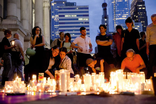 ⓒAFP : 6월13일 필라델피아 시민들이 올랜도 총격 테러 사건 희생자들을 추모하고 있다.
