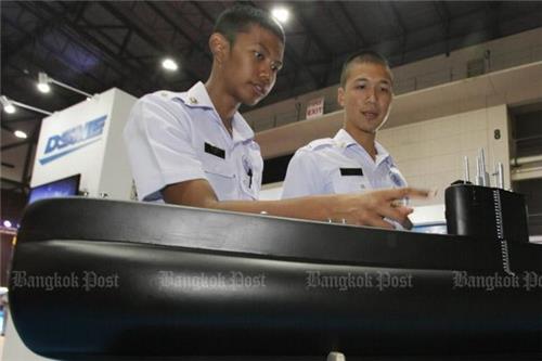 잠수함 모형 살펴보는 태국 해군사관생도들[사진출처 방콕포스트 홈페이지]