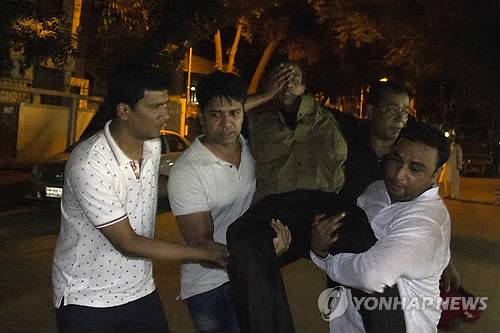 방글라 '인질극' 종료 (다카<방글라데시> AFP=연합뉴스) 방글라데시 수도 다카 외국공관 밀집지역의 한 레스토랑에서 무장 괴한들이 외국인을 포함해 손님 수십명을 인질로 잡고 벌인 인질극이 현지 정부 특공대원들의 진압작전으로 반나절 만에 막을 내렸다. 무장한 방글라데시 특공대원들은 2일(현지시간) 오전 7시 40분께 외국인 등이 전날 오후 인질극이 시작된 '홀리 아티잔 베이커리' 레스토랑에 침투해 외국인 3명 등 인질 13명을 구출했다. 진압과정에서 괴한 9명 가운데 6명이 특공대원의 공격에 사망했다고 외신들은 보도했다. 나머지 괴한들은 체포된 것으로 알려졌다. 사진은 이날 한 부상자가 현장 밖에서 옮겨지는 모습. bulls@yna.co.kr