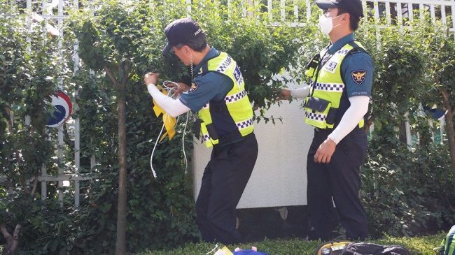 경찰이 세월호 추모용 노란리본과 시위용 깔개를 철거하고 있는 모습. [사진제공=박주민 의원실]