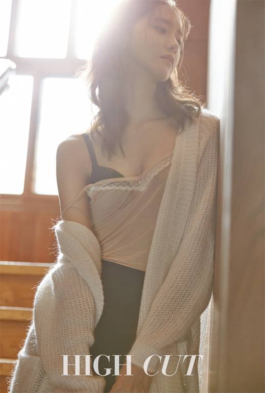 윤아가 고혹미 넘치는 란제리룩을 선보였다. 사진=하이컷