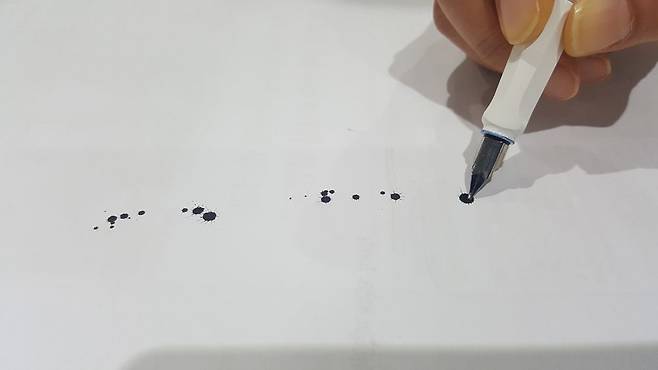 나의 기도는 어디에 있을까. 스스로 그린 잉크 속에서 맴돌고 있진 않을까. 검은 먹물 속에서 허우적거리고 있진 않을까.