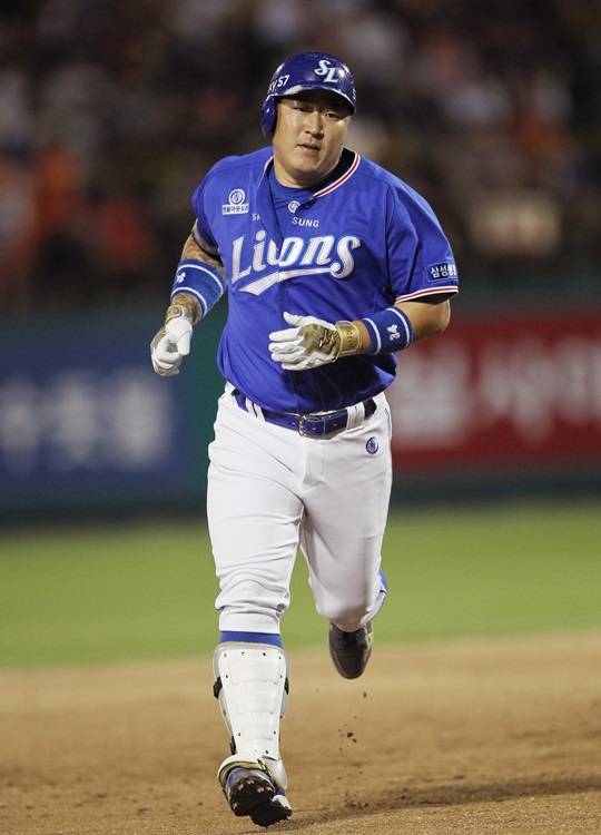 8회초 투런포를 터뜨린 최형우. /사진=삼성 라이온즈 제공