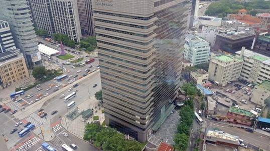 포시즌스호텔 서울 28층 이그제큐티브 클럽 라운지에선 광화문빌딩과 세종로4거리의 모습이 고스란히 보인다. /이진혁 기자