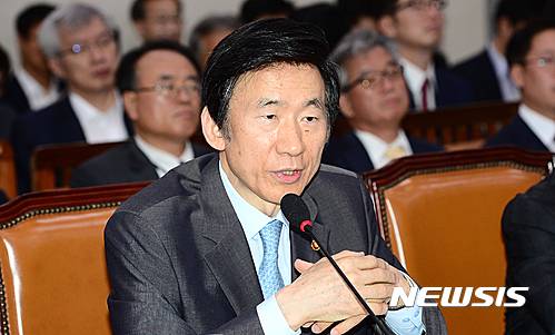【서울=뉴시스】이종철 기자 = 외교부와 통일부의 2015 회계연도 결산안 및 예비비 지출 승인 심사를 비롯해 한·미 양국 사드(THAAD·고고도미사일방어체계) 배치 결정에 반발하는 중국과 러시아에 대한 대책 문제를 논의하는 국회 외교통일위원회(위원장 심재권) 전체회의가 11일 서울 여의도 국회에서 열린 가운데 윤병세 외교부 장관이 의원 질의에 답변하고 있다. 2016.07.11. jc4321@newsis.com