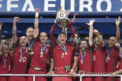 유로 우승컵을 들어올린 포르투갈.(AP=연합뉴스)