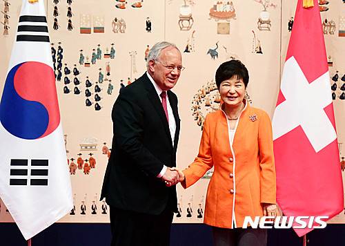 【서울=뉴시스】박주성 기자 = 박근혜 대통령이 13일 오후 청와대에서 공식방한 한 슈나이더 암만 스위스 대통령과 인사를 나누고 있다. 2106.07.13. park7691@newsis.com