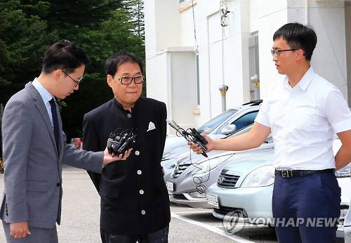 법정 출석하는 조영남 씨 (속초=연합뉴스) 이종건 기자 = 가수 조영남 씨가 그림 대작사건으로 13일 춘천지방법원 속초지원에 출석하며 취재진 질문을 받고 있다. 이날 재판은 조씨 측이 법원에 제출한 재판관할권 위반 여부에 대한 심리만 열렸다. 2016.7.13 momo@yna.co.kr