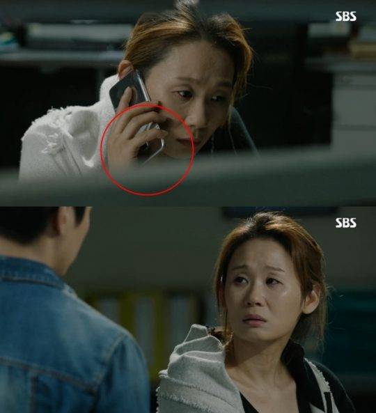 휴대폰을 손에 든 오미옥(김선영) / 사진=SBS ‘원티드’ 캡처