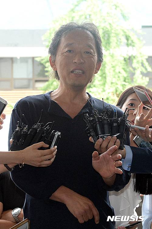 【서울=뉴시스】전진환 기자 = 정명훈 전 서울시립교향악단 감독이 15일 오전 재직시절 항공료를 횡령한 혐의로 조사를 받기위해 서울 종로경찰서로 출석해 기자들의 질문에 답하고 있다. 2016.07.15. amin2@newsis.com