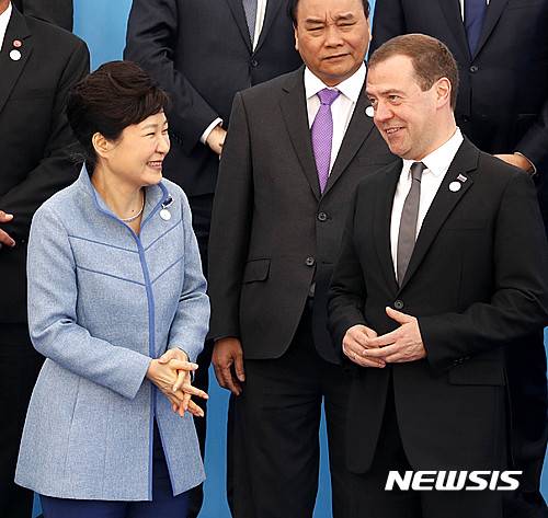 【울란바토르(몽골)=뉴시스】박주성 기자 = 박근혜 대통령이 15일(현지시간) 오후 몽골 울란바토르에서 열린 제11차 아시아·유럽 정상회의(ASEM) 단체 기념촬영 전 드미트리 메드베데프 러시아 총리와 이야기를 나누고 있다. 2016.07.15. park7691@newsis.com