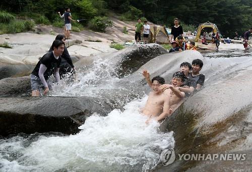 작천정 계곡에서 즐기는 물놀이 [연합뉴스 자료사진]