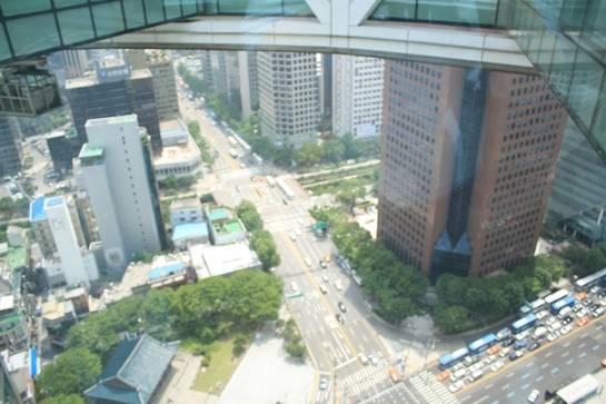 탑클라우드 투명 통로 아래로 보이는 종각사거리 일대. /김범수 기자