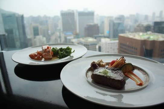 클라우드에서 종로와 광화문 일대를 조망하며 식사할 수 있다. /김범수 기자