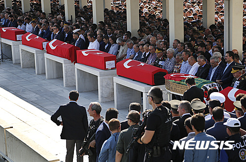 【앙카라=AP/뉴시스】17일(현지시간) 터키 쿠데타로 희생자들의 장례식이 앙카라에서 거행됐다. 유족들과 수많은 터키 시민들이 장례식에 참석해 시신이 안치된 관 앞에서 기도를 올리고 있다. 지난 15일 밤 터키에서는 에르도안 대통령이 휴가로 수도 앙카라를 비운 사이 일분 군부 세력에 의한 쿠데타가 발생해 290여명이 사망했다. 그러나 에르도안 대통령이 쿠데타 발생 6시간 만에 복귀하면서 쿠데타는 실패했다. 2016.07.18.