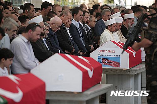 【앙카라=AP/뉴시스】17일(현지시간) 터키 앙카라의 코제테페 모스크에서 거행된 터키 쿠데타 희생자들의 대규모 장례식이 레제프 타이이프 에르도안 대통령이 참석한 가운데 진행되고 있다. 2016.07.18