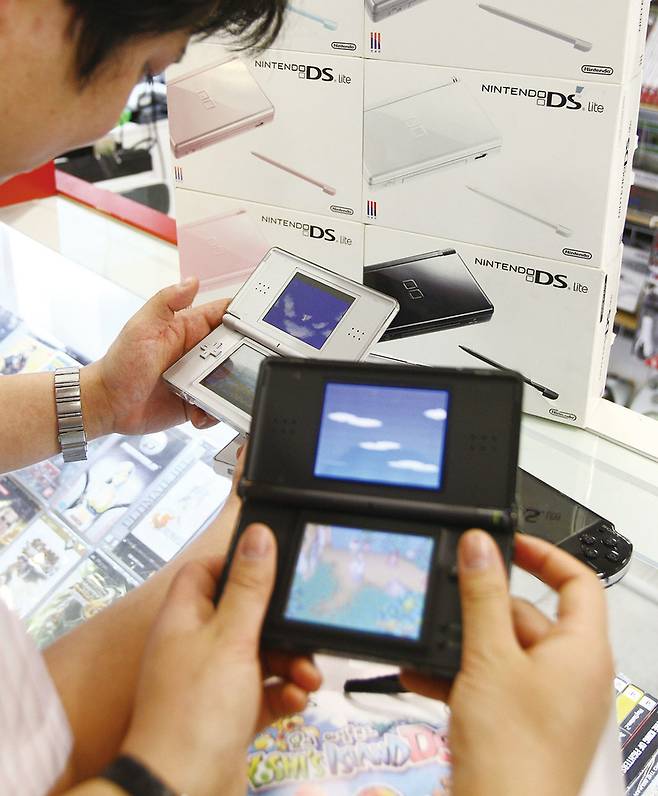 서울 용산의 한 전자상가에사 고객이 닌텐도 게임기를 써보고 있다.