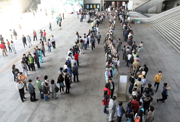 지난 2009년 ‘몽유도원도’를 보기 위해 관람객들이 줄을 서서 입장을 기다리고 있다.