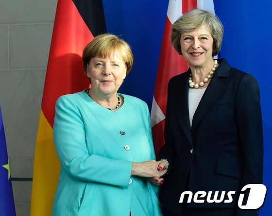 앙겔라 메르켈 독일 총리(왼쪽)와 테레사 메이 영국 총리. © AFP=뉴스1