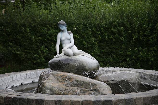 코펜하겐 칼스버그 양조장 정원에서 만난 인어공주 자매 동상.